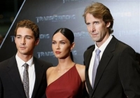 Junto a Megan Fox y el director Michael Bay cuando promocionaban "Transformers". Megan Fox también se mostró descontenta con "Transformers" lo cual le impidió regresar para la última entrega.